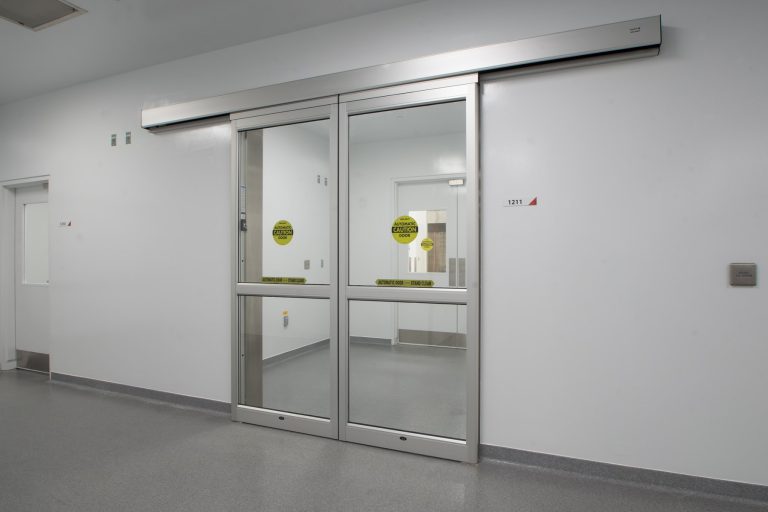 Airlock thường sử dụng cửa trượt tự động
